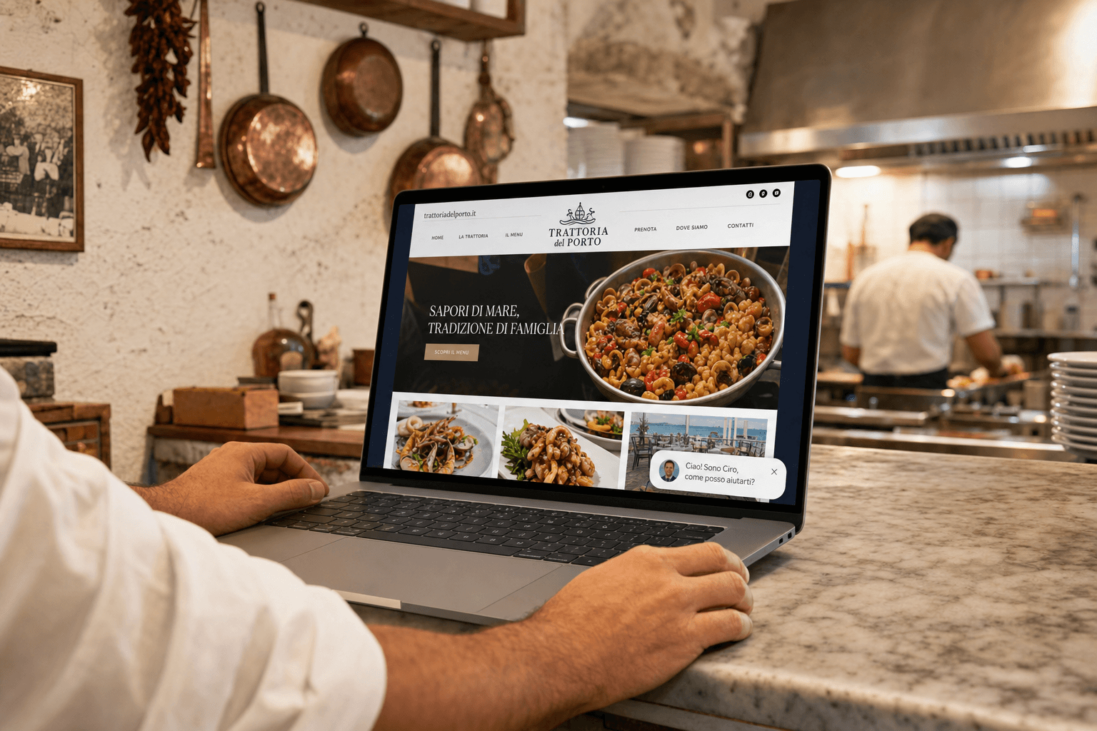 Sito trattoriadelporto.it con widget chat Ciro sul laptop in cucina